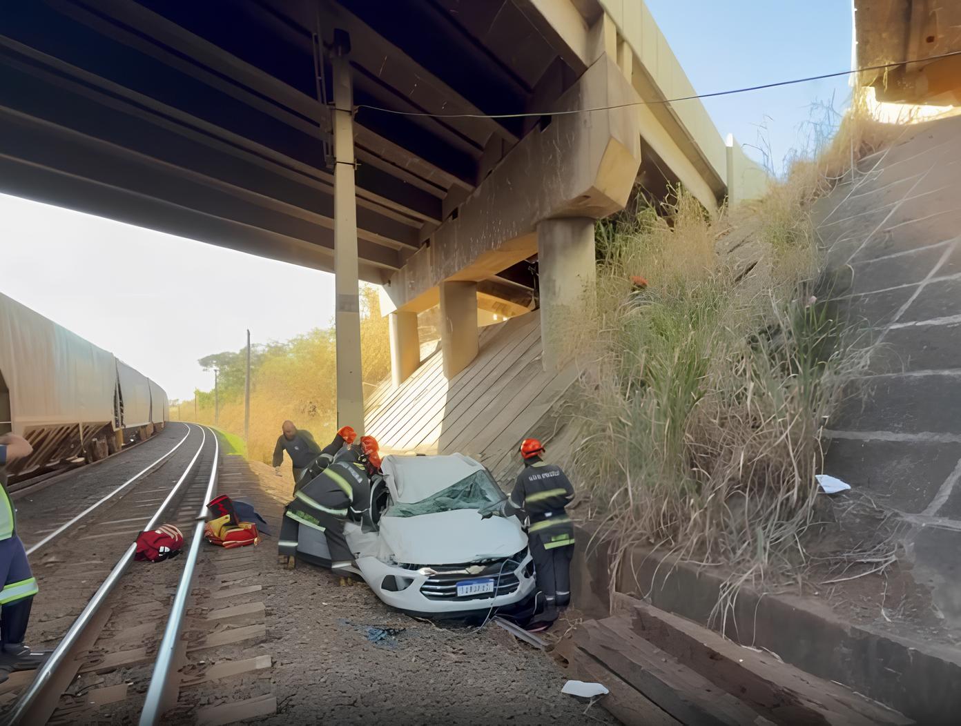 Quando o Inesperado se Torna Realidade: O Dia em que um Carro Desafiou a Gravidade em Indaiatuba 8 Quando o Inesperado se Torna Realidade O Dia em que um Carro Desafiou a Gravidade em Indaiatuba