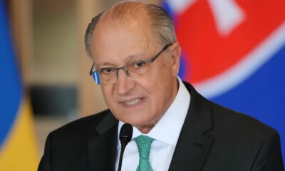 Como a Azul Conquistou o C u O Caso da Companhia A rea Mais Pontual do Mundo