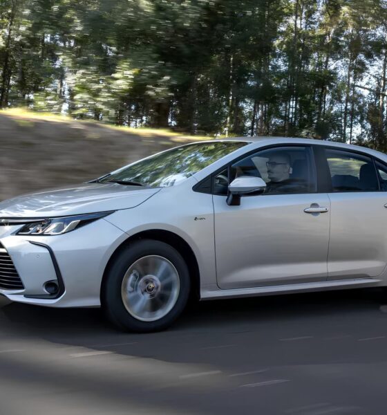 O Retorno do Rei: Como o Toyota Corolla 2025 Está Redefinindo a Indústria Automotiva Brasileira com Motores Importados e Estratégia Híbrida 10 O Retorno do Rei Como o Toyota Corolla 2025 Est Redefinindo a Ind stria Automotiva Brasileira com Motores Importados e Estrat gia H brida