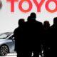 Por Que a Toyota Parou Tudo? O Dia em Que o Vento Levou Mais Que Telhados — Levou 5.700 Empregos ao Limbo 18 Por Que a Toyota Parou Tudo O Dia em Que o Vento Levou Mais Que Telhados Levou 5 700 Empregos ao Limbo