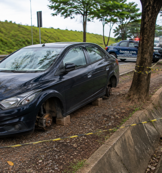 Chevrolet azul-escuro encontrado sem as quatro rodas às margens da Rodovia Santos Dumont, em Indaiatuba.
