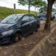 Chevrolet azul-escuro encontrado sem as quatro rodas às margens da Rodovia Santos Dumont, em Indaiatuba.