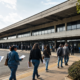 Trabalhadores com currículos chegando ao Terminal Rodoviário de Indaiatuba para ação com vagas de emprego.